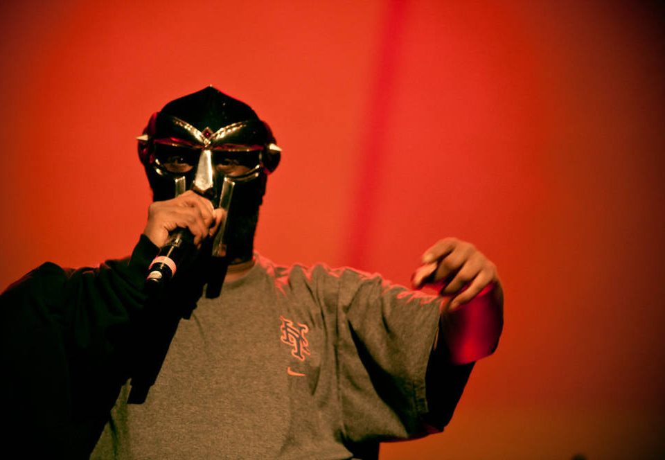 El enigma tras la partida de MF Doom: El rapero de la máscara metálic