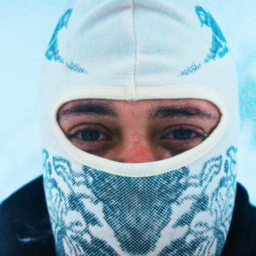 Enkhi x Tisset desdoblan su universo en 'Mundo Arder // Yo no soy frío', el primer adelanto de su nuevo disco